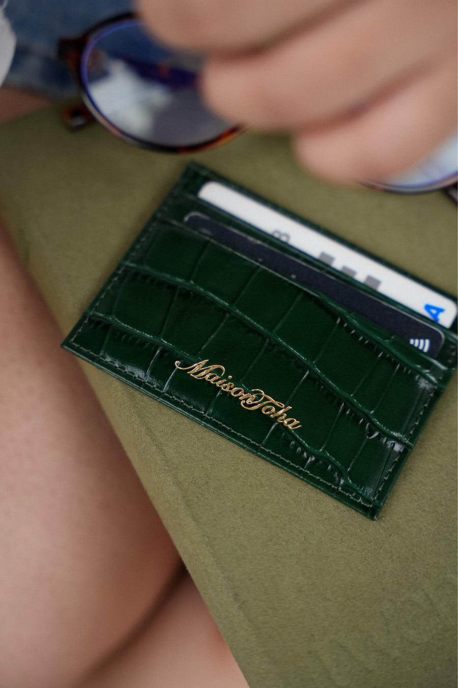 CARDHOLDER IN FOREST