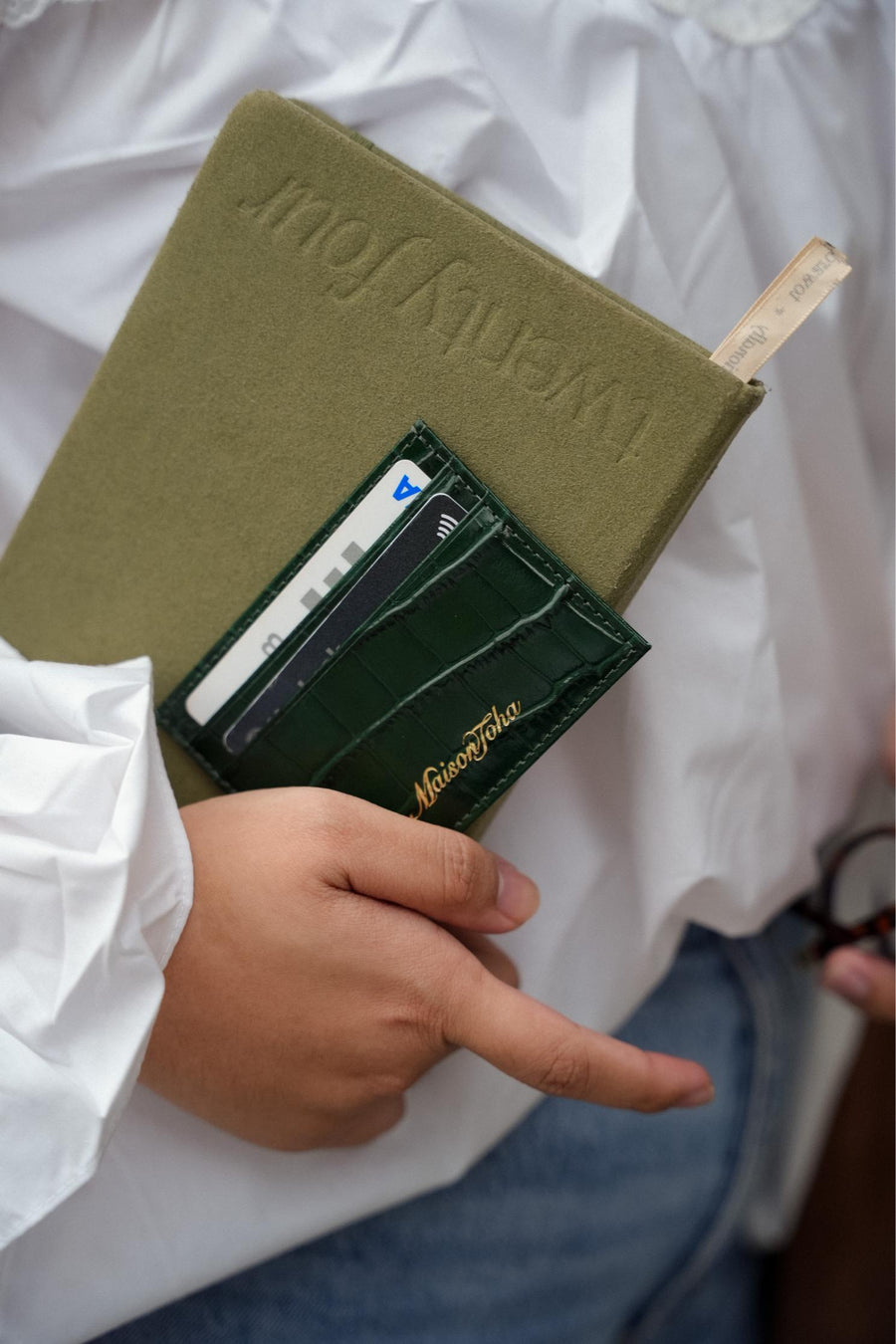 CARDHOLDER IN FOREST